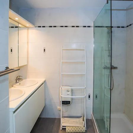 With 2 Bedrooms And 2 Bathrooms Apartment *