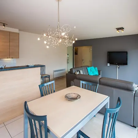 With 2 Bedrooms And 2 Bathrooms *
